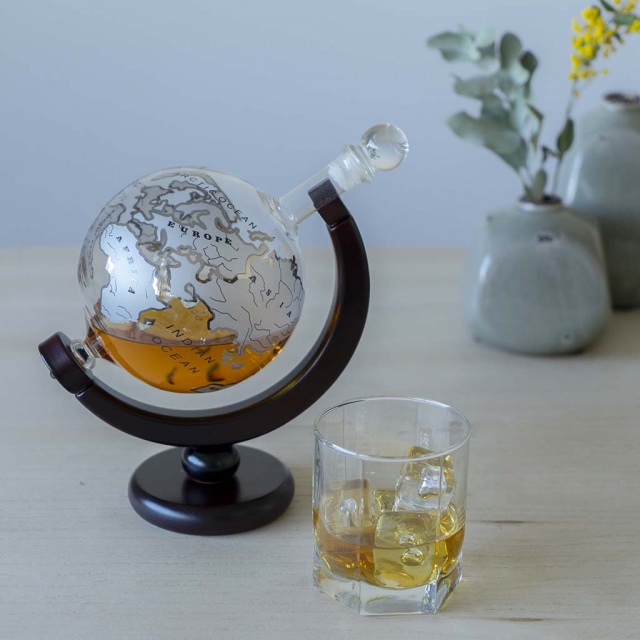 Декантер для виски с деревянной подставкой Globe 0.8л